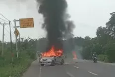 Mobil Putih Terbakar Hebat di Jalintim Palindra, Arus Lalu Lintas Sempat Macet 
