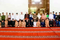 Bareng Istri, Pj Bupati Apriyadi Beri Sembako dan THR untuk Santri Santriwati Ponpes Al Fath