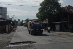 Lubang Mengintai Pengendara, Jalinteng Sanga Desa Butuh Perbaikan Serius