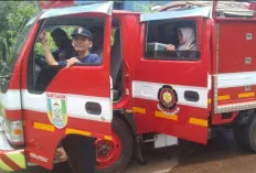 Damkar Kabupaten Banyuasin Antar Pemudik ke Rumah Mertua