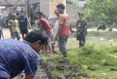 Cegah DBD, Warga Gotong Royong Bersihkan Genangan Air