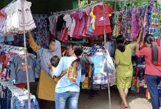 Jelang Lebaran, Pedagang Baju Anak di Pasar Ngulak Raup Jutaan Rupiah