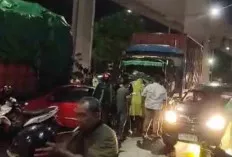 Truk Trailer Hantam 4 Mobil di Lampu Merah Demang Lebar Daun