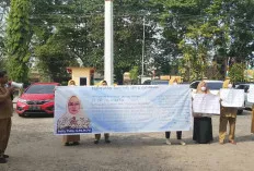 Guru-Guru SDN 6 Kayuagung Gelar Aksi di Dinas Pendidikan OKI
