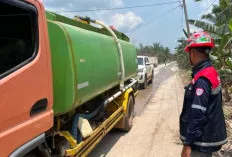 Respons Keluhan Warga, PT HKI Kerahkan Mobil Tangki Siram Debu Jalan di Pinang Banjar