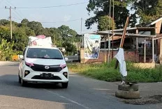Warga Pasang Ban Bekas 