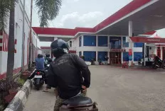 Saat Ramadan Pengendara di Palembang Lebih Pilih Antre BBM Siang Hari