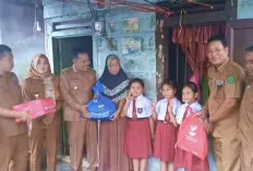 Dinsos Muba Salurkan Bantuan Bupati untuk Anak Kembar Tiga di Babat Toman