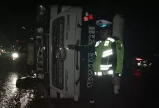 Truk Fuso Terguling di Jalintim Desa Tugu Jaya, Lalu Lintas Sempat Macet Total  