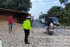 Tidak Kuat Nanjak, Truk Dump Bermuatan Batu Koral Terbalik di Bayung Lencir