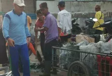 Lurah Bersama Warga dan RT, Lakukan Giat Bersih-Bersih 