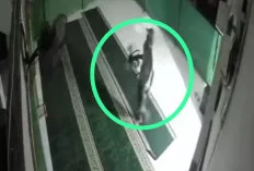 Gasak 10 Kipas Angin Mushola di Palembang, Pelaku Curat Terekam CCTV Santai Sambil Merokok