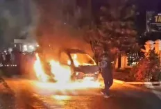 Pick Up Terbakar di Depan Masjid AT Taqwa Megang Sakti