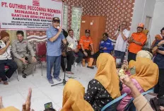 Boyong Sembako, Pj Bupati H Apriyadi Mahmud Semangati Warga Korban Banjir