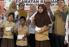 BAZNAS Muba Salurkan Beasiswa Pendidikan untuk 141 Siswa SD di Keluang dan Batanghari Leko
