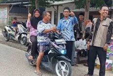 Pemdes dan Lembaga Desa Bumi Kencana Bagikan Ratusan Takjil 