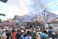  Rumah Panggung di Desa Terusan Ludes Terbakar, Diduga Akibat Korsleting Listrik