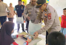 Polres Ogan Ilir Bagikan Makanan Gratis Kepada Siswa SD 