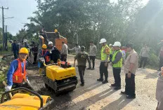 Dukung Gerakan Indonesia ASRI, Pemkab Muba Bersama Polres, Tambal Jalan dan Bersihkan Lingkungan