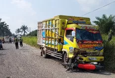 Motor Honda CRF Tabrak Truk Bermuatan Getah Karet di Keluang, Pengendara Alami Luka Berat