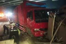 Truk Rem Blong Tabrak Motor dan Pagar Tol di Jalintim Betung