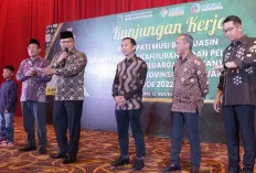 Serahkan Bantuan Satu Unit Mobil Ambulans 