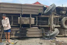 Pecah Ban, Bus Oleng ke Kanan Lalu Naik ke Trotoar hingga Terbalik, Penumpang Histeris 