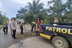  Lubang Jalan di Desa Tambangan Rawan Kecelakaan, Polsek BTS Ulu Lakukan Perbaikan Darurat