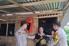 Personel Biro SDM Polda Sumsel Salurkan Sembako di 2 Kawasan Slum Area