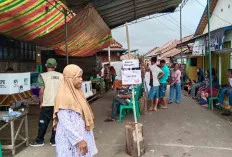 Tidak Banjir, Badan Jalan Berubah Menjadi Tempat Pemungutan Suara di Desa Epil