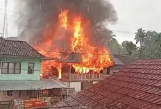 Waduh, Pemilik Rumah Alami Luka Bakar, Satu Rumah Terbakar 
