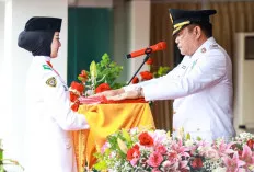 Bupati Toha Pimpin Upacara HUT ke-80 RI, di Halaman Pendopoan Griya Bumi Serasan 