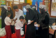 SD Negeri 1 Talang Kelapa Bagikan Zakat Kepada Anak Yatim Piatu