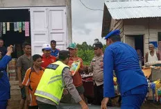 Blusukan, Evakuasi dan Beri Bantuan Warga Terdampak Banjir di Kota Sekayu