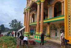 Ramadan, Warga Warga Dusun 4 Pinang Banjar Gotong Royong Bersihkan Masjid 