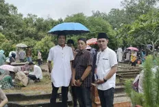 Ribuan Warga Ziarah ke Makam Sanak Keluarga