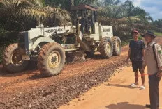 Pemdes Cinta Damai Lakukan Pengerasan Jalan Poros Desa Sepanjang 700 Meter