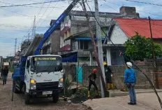  Tiga Tiang Listrik PLN Roboh di Prabumulih, Jalan Sempat Tertutup dan Listrik Padam