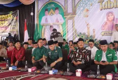 Halaman Masjid An-Nur Membeludak, Ratusan Jemaah Bayung Lencir Sambut Hangat Ustazah Mumpuni dan Wabup Muba