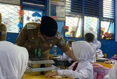  Bupati OKU Cicipi Langsung Menu Makan Bergizi Gratis di SD Negeri 1 OKU