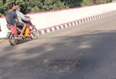 Waspada! Oprit Jembatan Air Pati di Desa Kemang Berlubang 