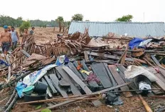 Dihantam Angin Puting Beliung, Puluhan Rumah Ambruk, BPBD Ogan Ilir Dirikan Tenda Darurat 