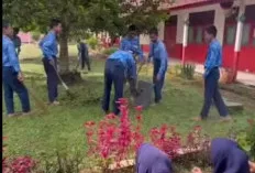 Hari Pertama Sekolah, Siswa SMPN Gotong Royong Bersihkan Lingkungan