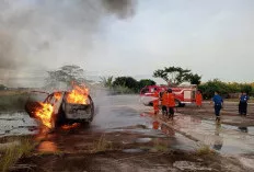 Mobil Xenia Terbakar di Parkiran Masjid Raya Sekayu