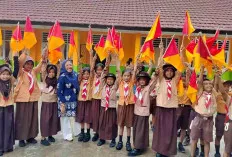 Anggota Penggalang Gerakan Pramuka di SDN 82 Dilatih Cara Gunakan Bendera Semapur