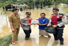 Polsek Keluang Salurkan Bantuan Sosial ke Warga Terdampak Banjir Musiman