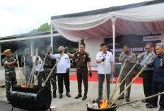 Kejari OKU Timur Lakukan Pemusnahan Barang Bukti