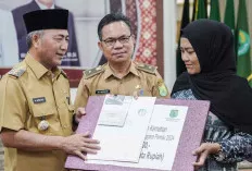 Ahli Waris KPPS Desa Bailangu Terima Santunan dari Pj Bupati Apriyadi 