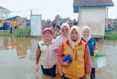 Jemput Bola, Tenaga Kesehatan Musi Banyuasin Naik Perahu Obati Warga