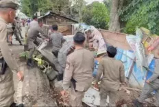  Satpol PP Lubuk Linggau Robohkan 6 Pondok Diduga Tempat Prostitusi